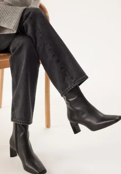 Vendela Classic Leather Boots